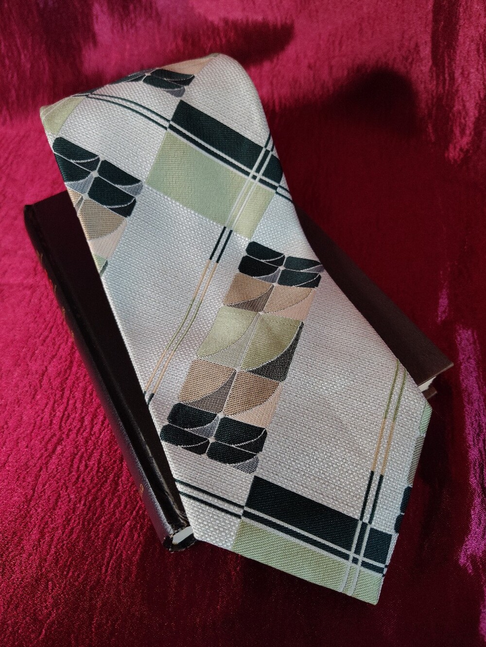 Vintage 1970s Armando Collection Geometric Tile Pattern 4.25" Kipper Necktie